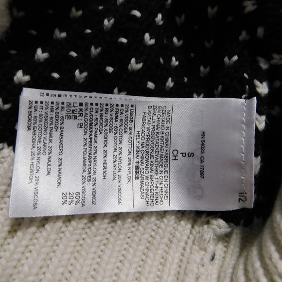 Banana Republic Black and Cream Print Sweater - Picture 4 of 5